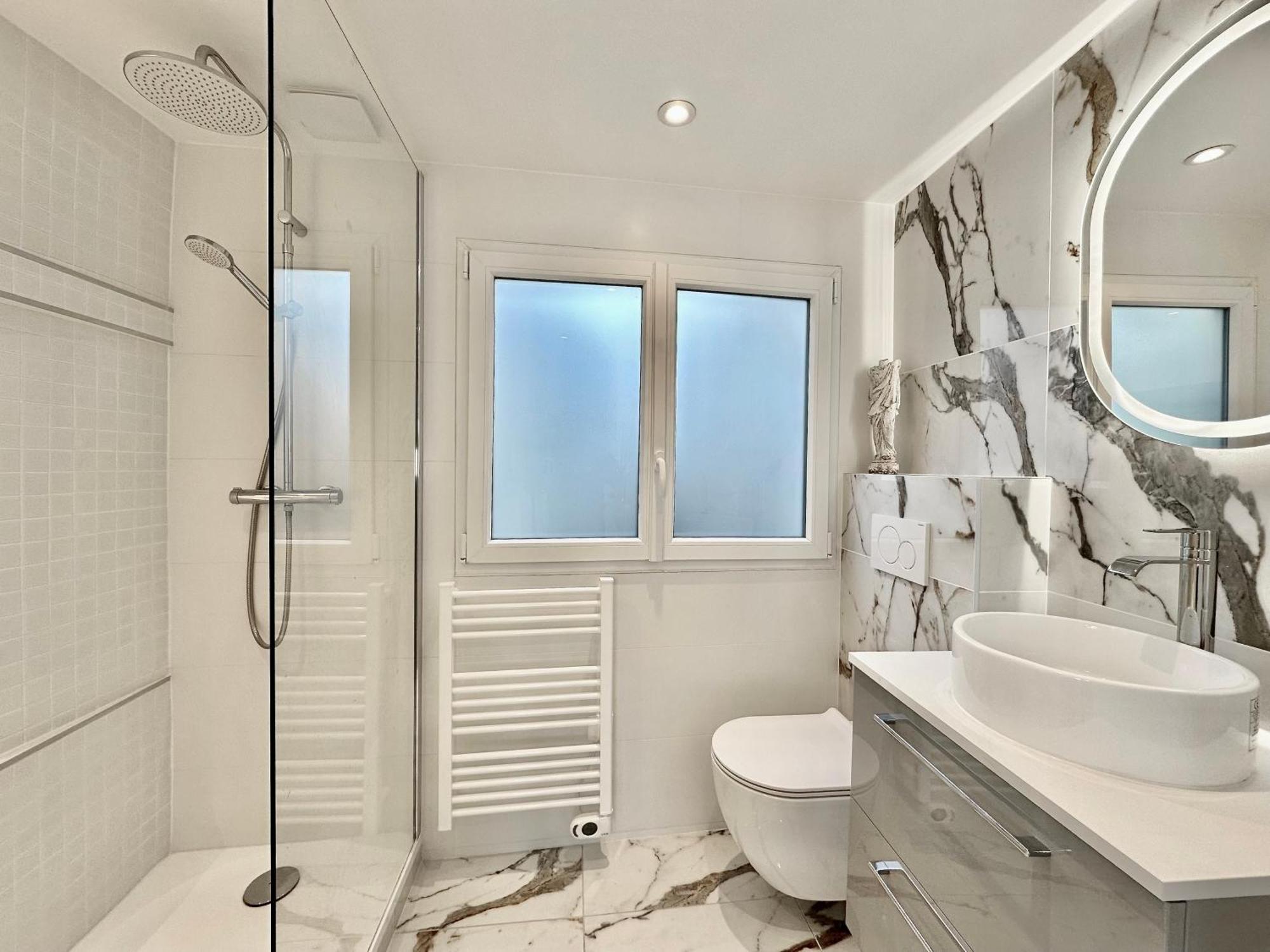 Apartment House In 8eme Near -saint-lazare - Opera *